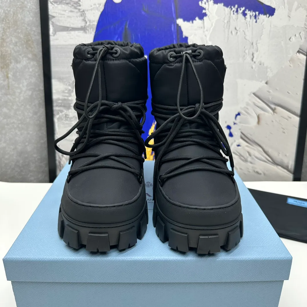 👟👟Ex-factory price 660👟👟 The highest version on the market, Prada's king style, snow boots, ski boots, chubby, so cute and cute →_→ From the Prada limited series, unique. Shiny nylon Oblique upper with criss-cross straps for an ideal fit. The boots are made of technical fabric and have a short-cut version. They can be worn in the city or in the mountains. They make the calves slimmer, taller, warmer and have a concave shape. The boots and soles use the original waterproof effect. The size is 35-40. 41Customized